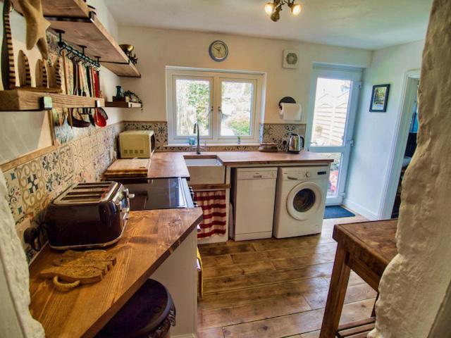 Knocker Cottage Is A 3 Bedroom Made Up Of 1 Double Bedroom And 2 Small Double Bedrooms In Small Village 10 Min To Beaches Camborne Eksteriør bilde